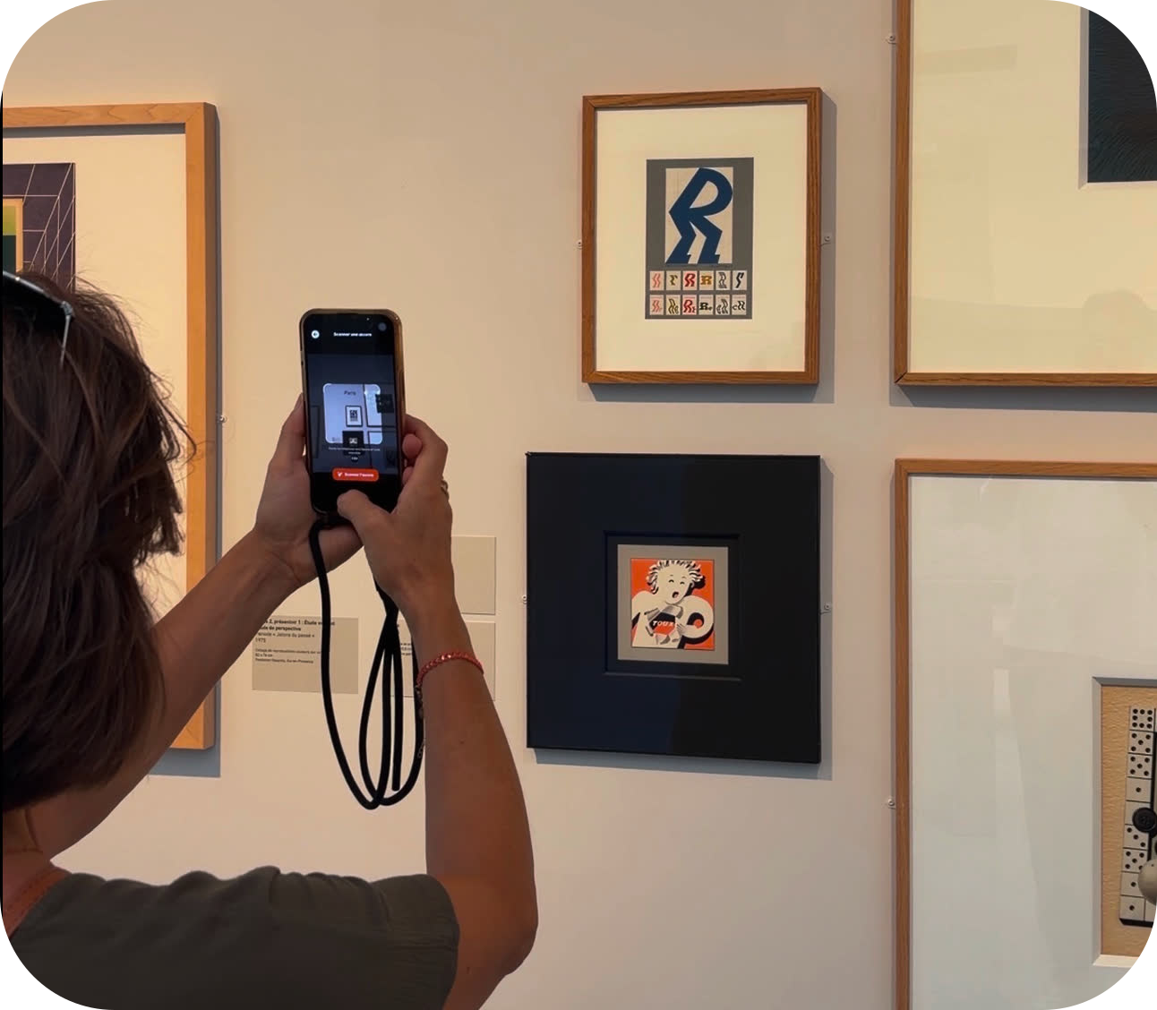Visiteur devant un contenu immersif dans un musée
