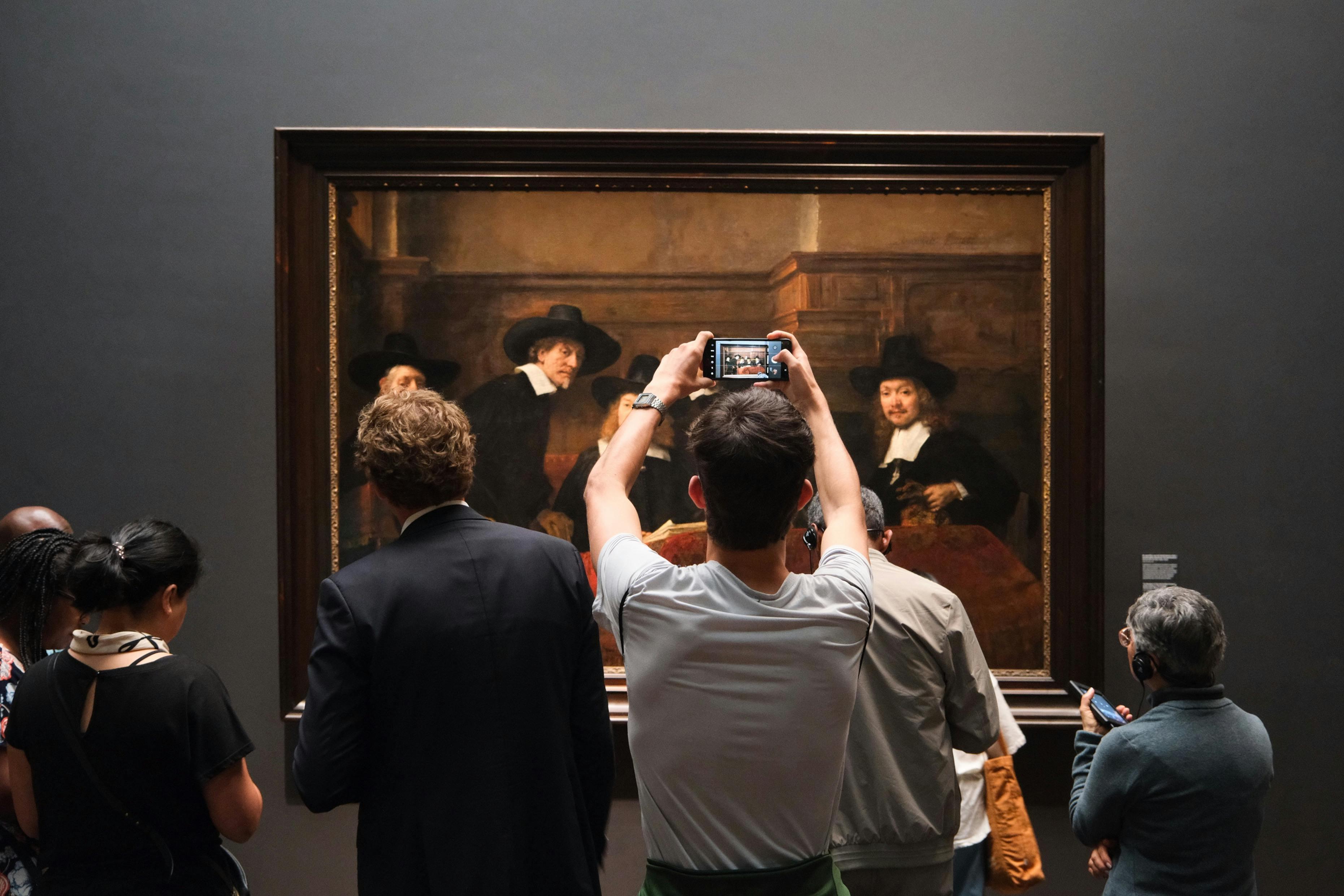 Visiteur utilisant une application mobile de médiation numérique dans un musée